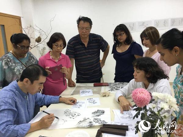 ë����˹�W(xu��)�T���ھ۾���(hu��)���^Ħ�ώ�ʾ���� ë����˹�Ї�(gu��)�Ļ����Ĺ��D