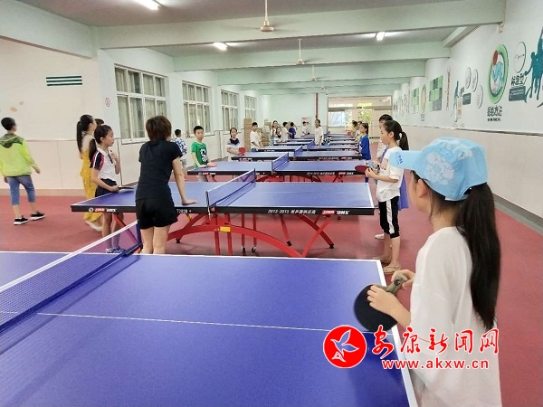 3.與鐘實小乒乓社團(tuán)交流.jpg