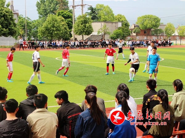 開(kāi)展校園足球比賽.jpg