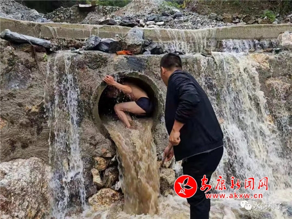 梅子鎮(zhèn)干部王理銀赤身在涵洞清淤.jpg