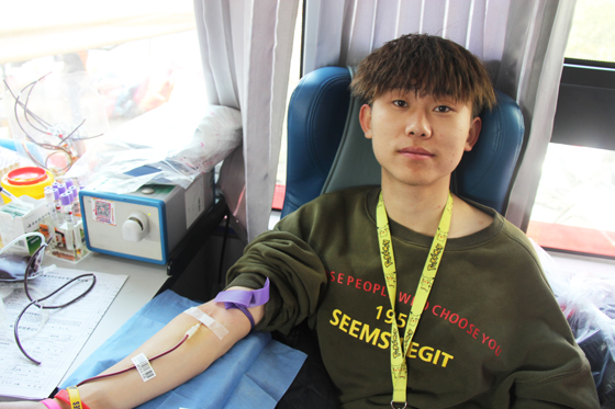 飛揚(yáng)熱血青春 匯集愛心洪流——安康學(xué)院積極開展冬季獻(xiàn)血活動