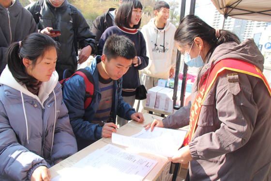 飛揚(yáng)熱血青春 匯集愛心洪流——安康學(xué)院積極開展冬季獻(xiàn)血活動