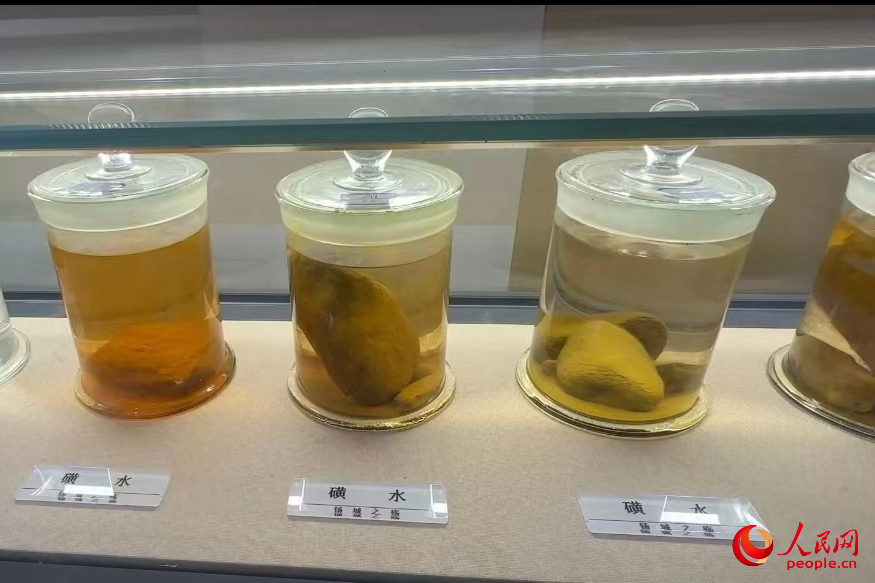 白河縣礦山生態(tài)修復(fù)科普教育示范基地展示的“磺水”。人民網(wǎng)記者 白鴿攝