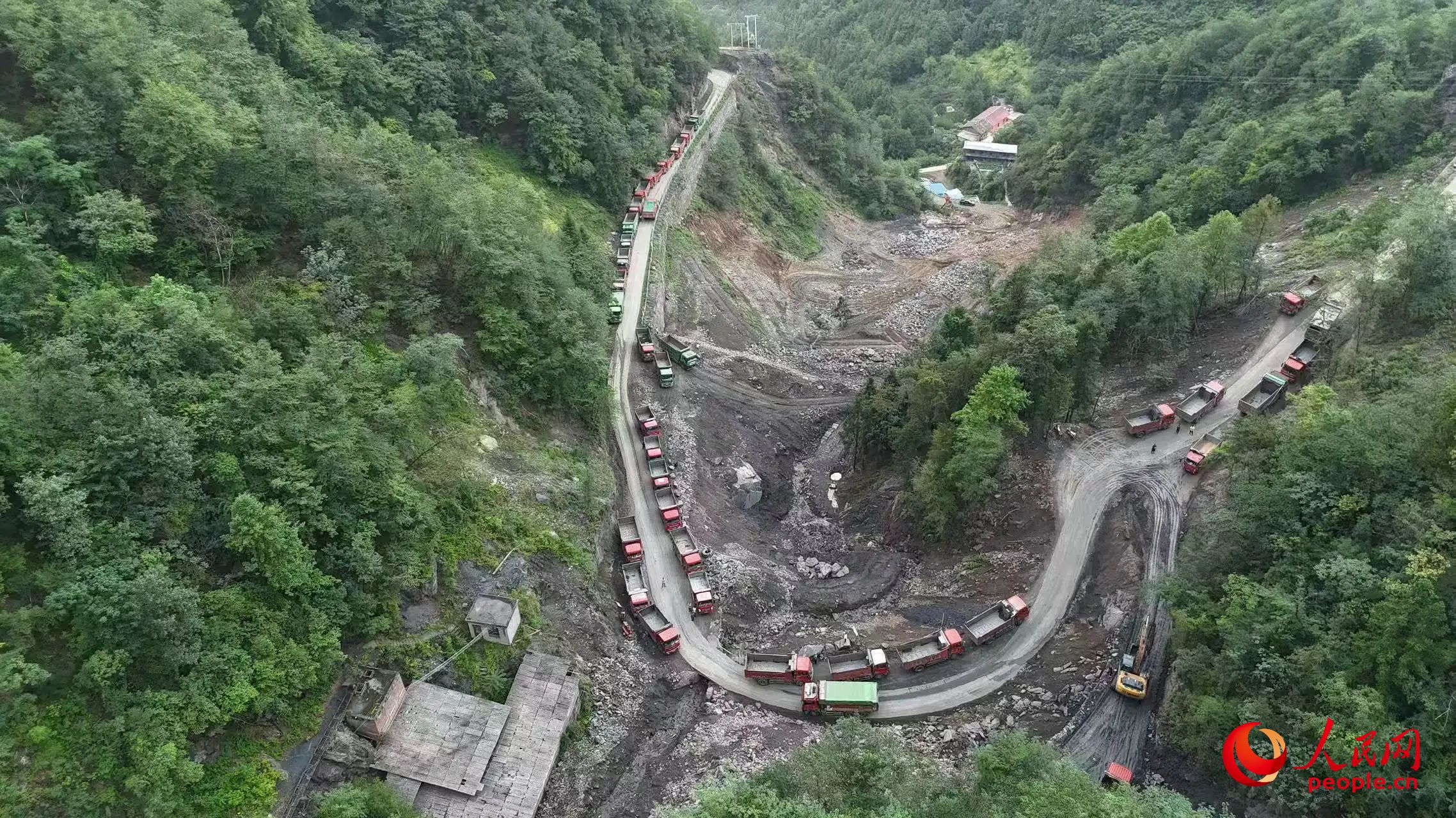 清運礦渣的卡車停在工區(qū)。受訪者供圖