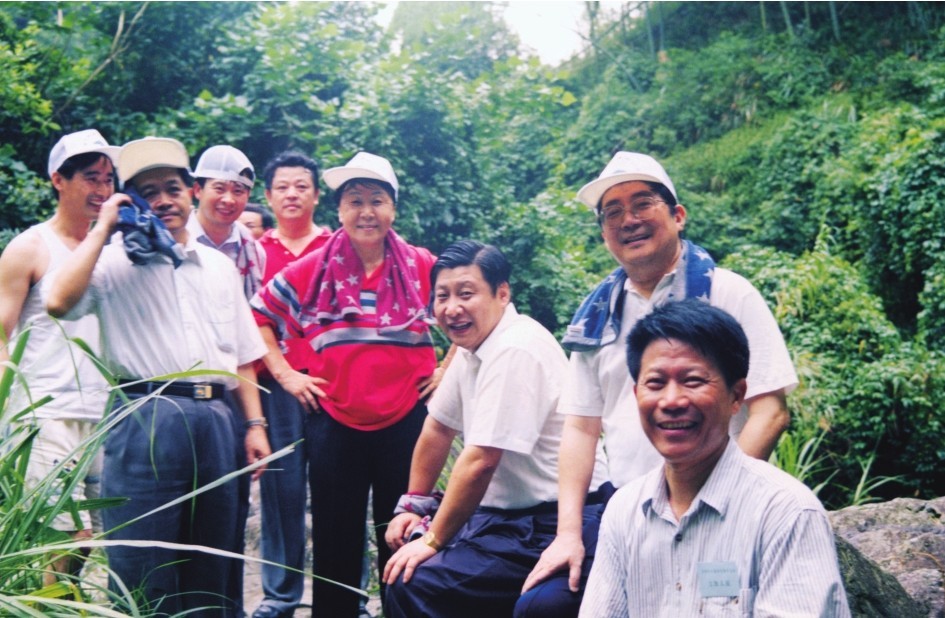 1999年6月，習(xí)近平在福州森林公園參加紀念毛主席“發(fā)展體育運動，增強人民體質(zhì)”題詞47周年登山健身活動。（圖片來源：《習(xí)近平在福建（下冊）》
